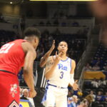 Three fingers for a made 3-pt shot by Greg Elliott